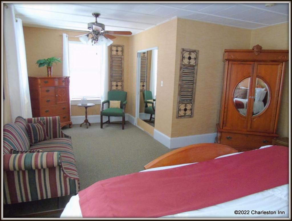 The Charleston Inn Hendersonville Nc Exterior photo