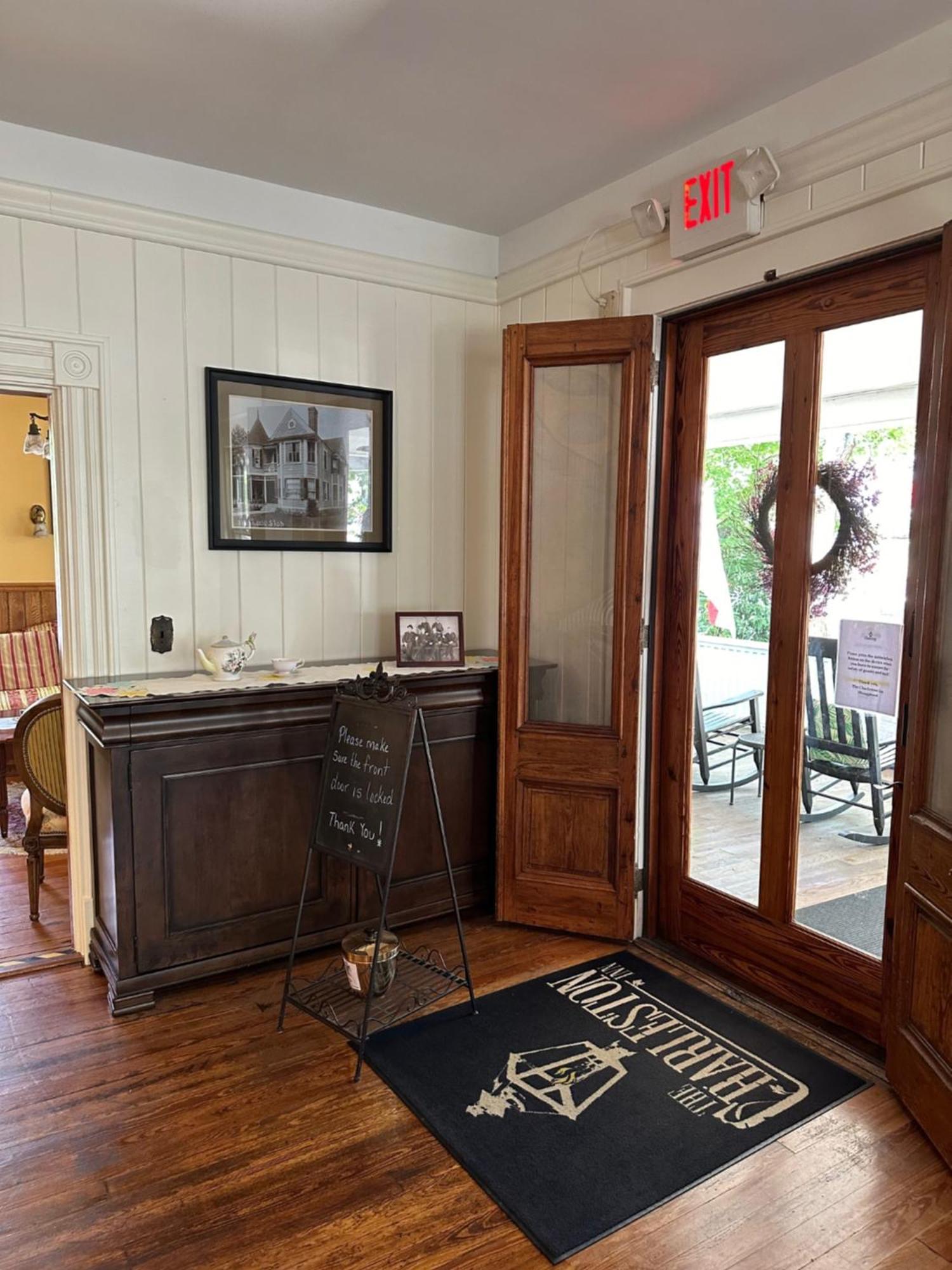 The Charleston Inn Hendersonville Nc Exterior photo